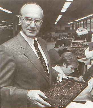 Heinz Nixdorf 1984 in der Produktion mit einer Computerplatine